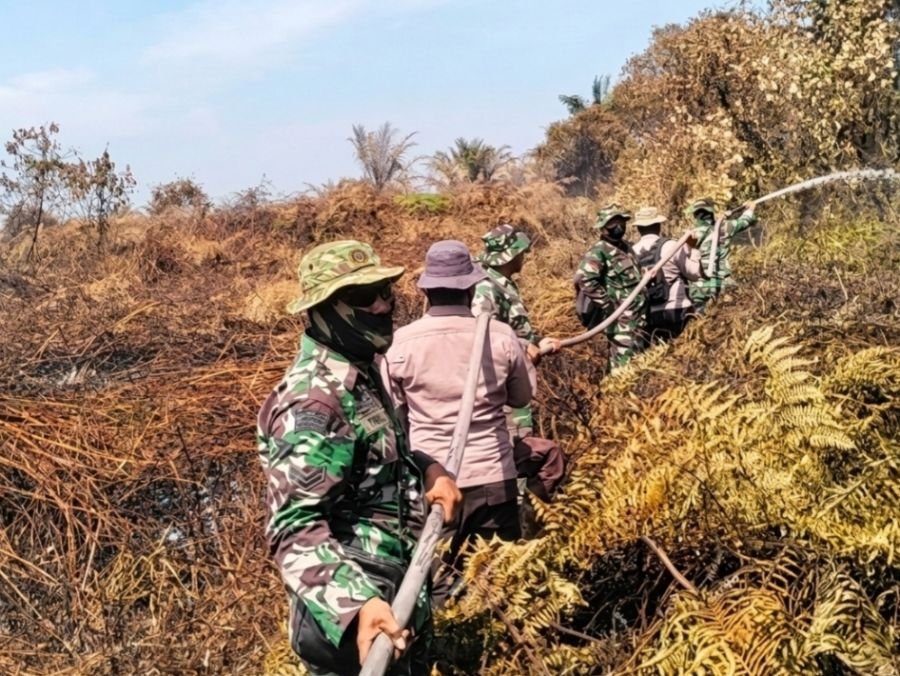 Hari Kedua Karhutla Raja Bejamu: Sinergi TNI-Polri dan Upaya Keras Padamkan Lahan Gambut