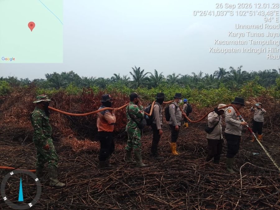Hari Kedua Karhutla Tempuling, Babinsa 03/Tpl Dan Tim Gabungan Fokus Padamkan Bara Gambut