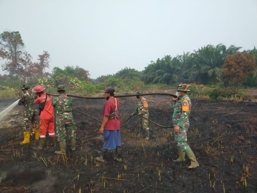 Hari Ketiga, Kodim 0320/Dumai Bersama Tim Gabungan Perkuat Pendinginan Karhutla di Bangsal Aceh