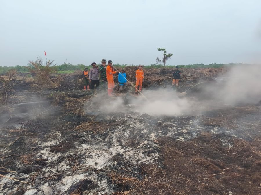Hari Ketiga, Koramil 04 kubu dan Tim Gabungan Persempit Karhutla 2 Hektare di Palika
