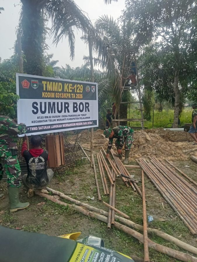 HARI PERTAMA PASCA UPACARA PEMBUKAAN TMMD KE-129 KODIM 0313/KPR PEMBUATAN SUMUR BOR DI PANGKALAN TER