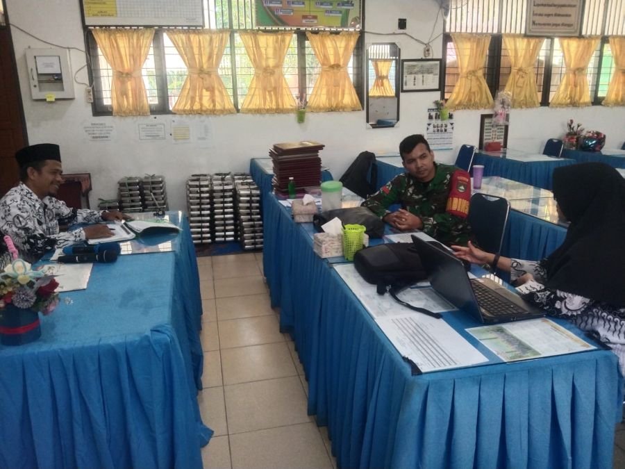 Hari Pertama Sekolah, Babinsa Koramil 02/Kota Perkuat Sinergi dengan SDN 77 Pekanbaru