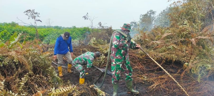Hari Pertama, Tim Gabungan Laksanakan Pemadaman dan Pendinginan Karhutla di Kelurahan Bangsal Aceh