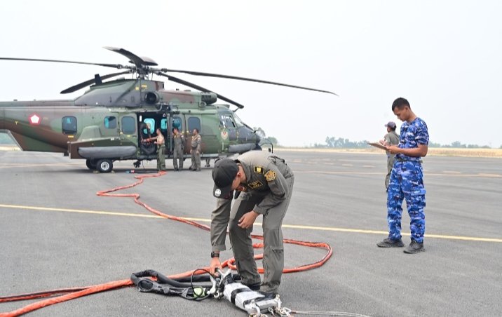 Helikopter Caracal TNI AU Kembali Gencarkan Water Bombing, Tekan Karhutla di Riau