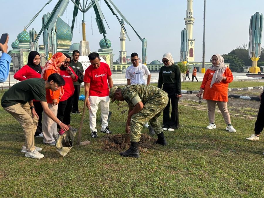 Hijaukan Jantung Kota Pekanbaru! Babinsa Koramil 04/Lph Turun Langsung Tanam Pohon di Masjid Raya An