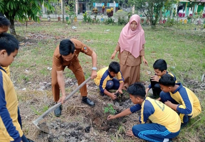 Hijaukan Sekolah, Babinpotdirga Lanud Roesmin Nurjadin Dukung Gerakan Adiwiyata di SDN 193 Pekanbaru