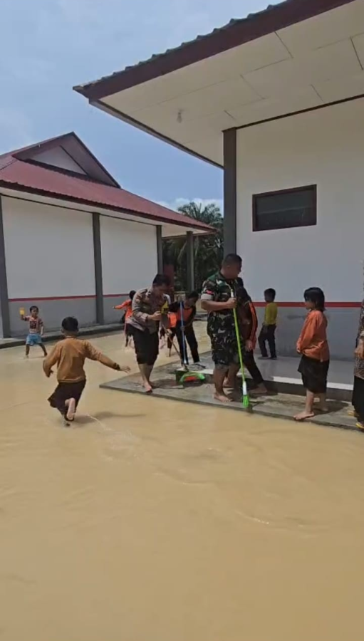 Hujan Deras Picu Banjir Sekolah, Aktivitas Belajar SDN 13 Minas Barat Tertunda