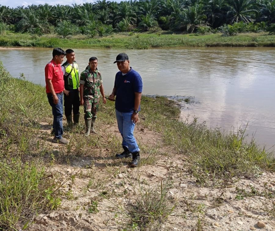 Hujan Deras Semalaman, Babinsa Cek Debit Sungai Singingi