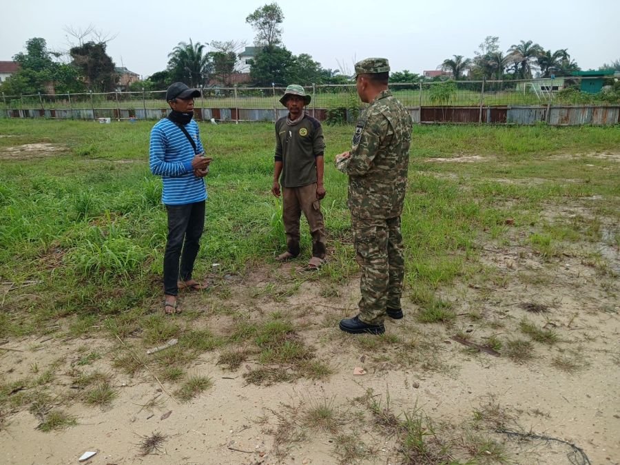 Hujan Mulai Redakan Kabut Asap, Babinsa Koramil 06/Sukajadi Intensifkan Patroli Pencegahan Karhutla