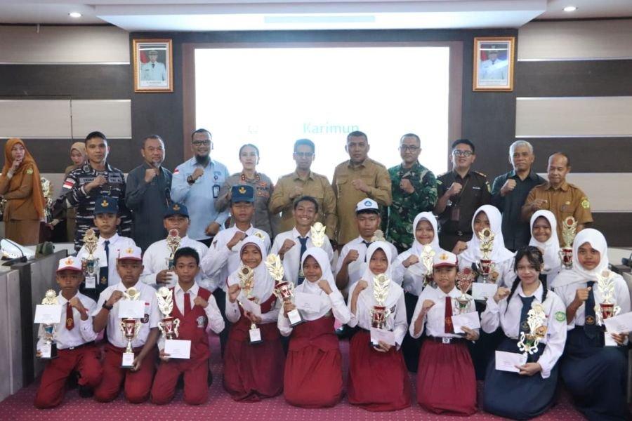 Hujan Tak Surutkan Semangat, Kasdim 0317/TBK Hadiri Penyerahan Hadiah Gerak Jalan