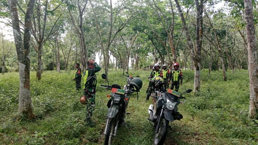 Hujan Turun, Babinsa Koramil 02/KT Tetap Patroli Karhutla