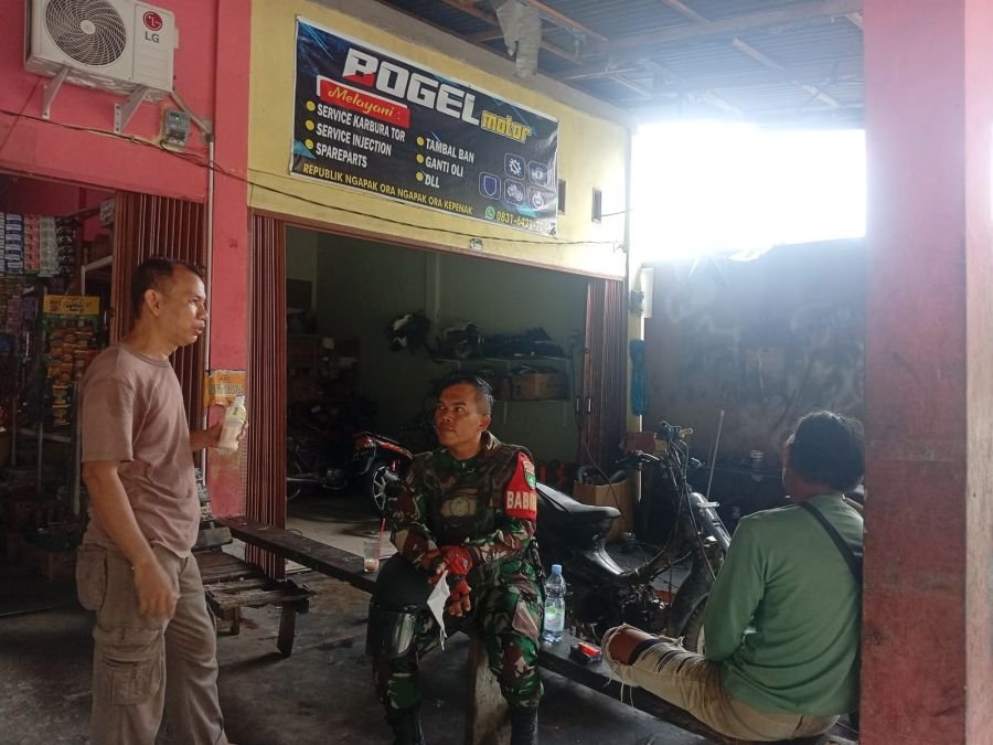 Hujan Turun, Babinsa Koramil 08/Rumbai Barat Ingatkan Warga Tak Lengah terhadap Karhutla