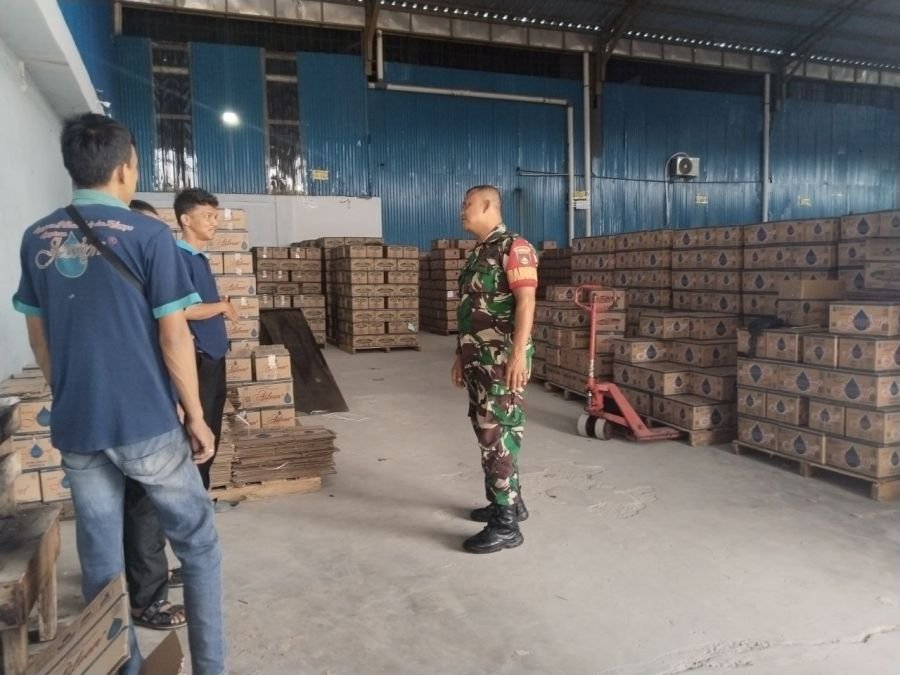 Humanis dan Komunikatif, Babinsa Tampan Perkuat Silaturahmi Bersama Karyawan PT Jeslyn