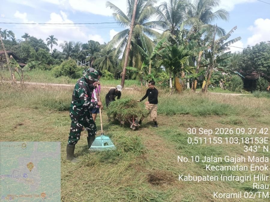 Humanis dan Merakyat, Babinsa Koramil 02/TM Koptu Muhammad Adrian Gotong Royong Bersama Warga Bersih
