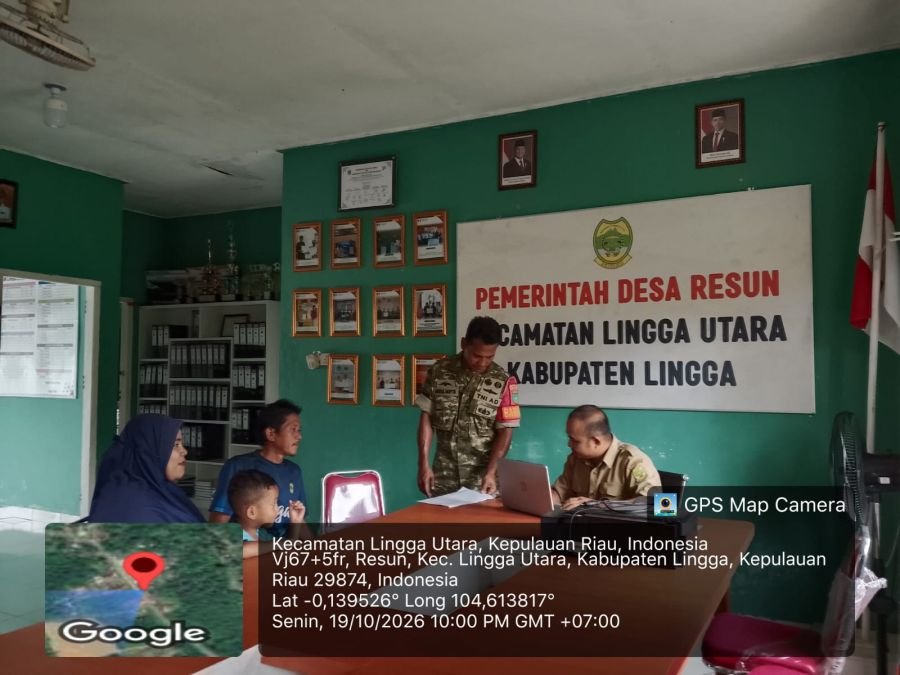 Humanis dan Merakyat, Babinsa Koramil 05/Daik Dampingi Warga Urus Akta Kelahiran Anak di Lingga Utar