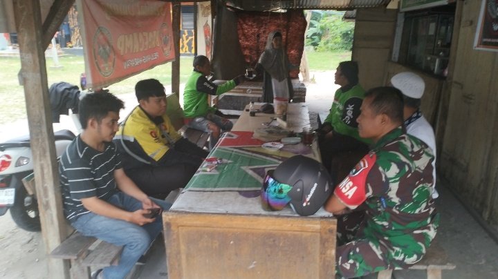 Humanis dan Peduli, Babinsa Sumarsono Sambangi Ojol Tengah Istirahat, Ingatkan Keselamatan Berkendar