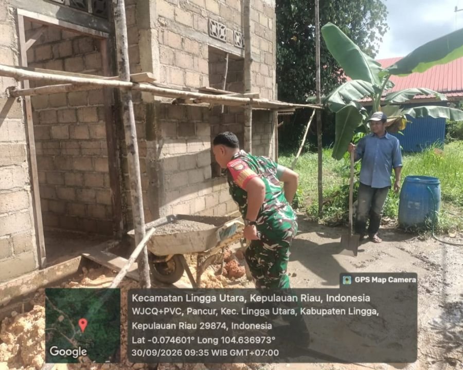 Humanis di Bumi Bunda Tanah Melayu, Babinsa Koramil 05/Daik Bantu Warga Renovasi Rumah