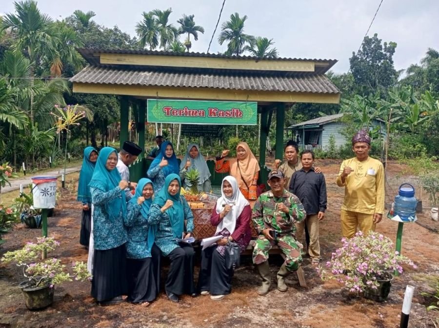 HUT Desa Pinang Jaya Ke-30 Tahun! Serma Sugiato Ikut Pantau Langsung Penilaian Kebersihan RT/RW