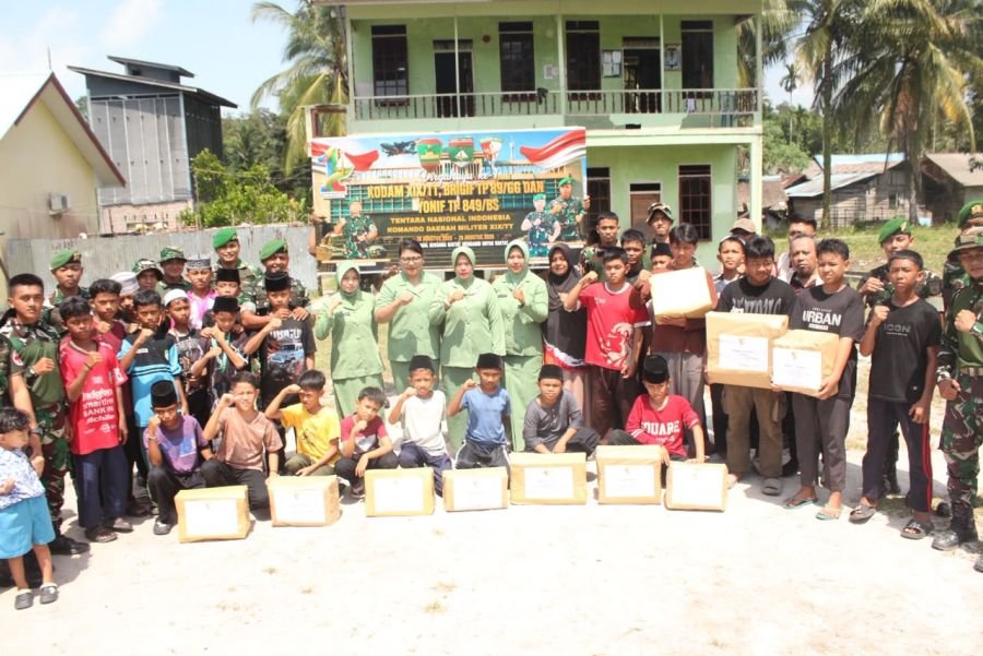 HUT ke 1 - Yonif TP 849/BS, Prajurit dan Persit Bagikan Bansos di Desa Musai