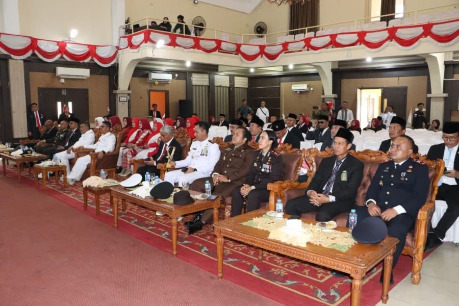 HUT ke-81 RI, Forkopimda Karimun Kompak Saksikan Detik Proklamasi
Dari Gedung Nasional