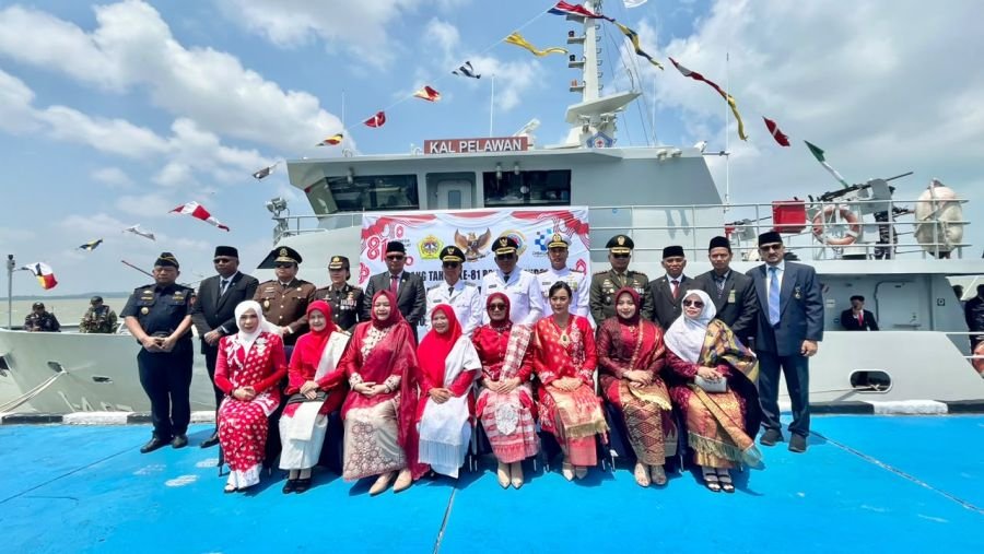 HUT ke-81 RI, Forkopimda Karimun Larungkan Bunga di Perairan Tanjung Ambat