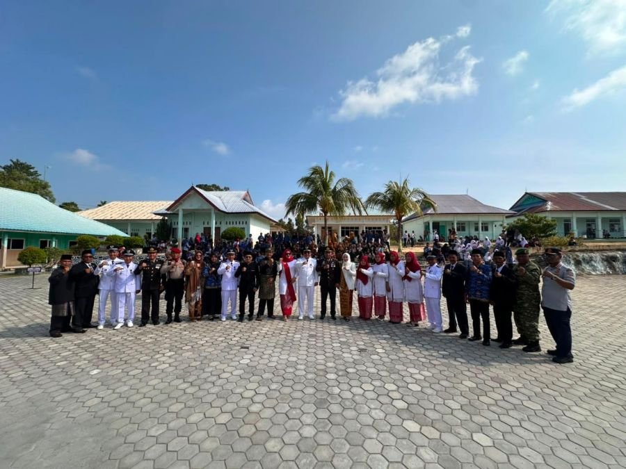 HUT ke-81 RI, Serka Dedi Arianto Kawal Upacara di Kecamatan Buru