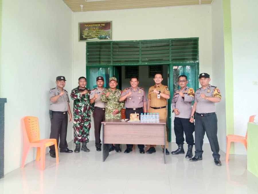 HUT ke-81 TNI, Camat dan Kapolsek Rupat Utara Beri Kejutan ke Pos Koramil
