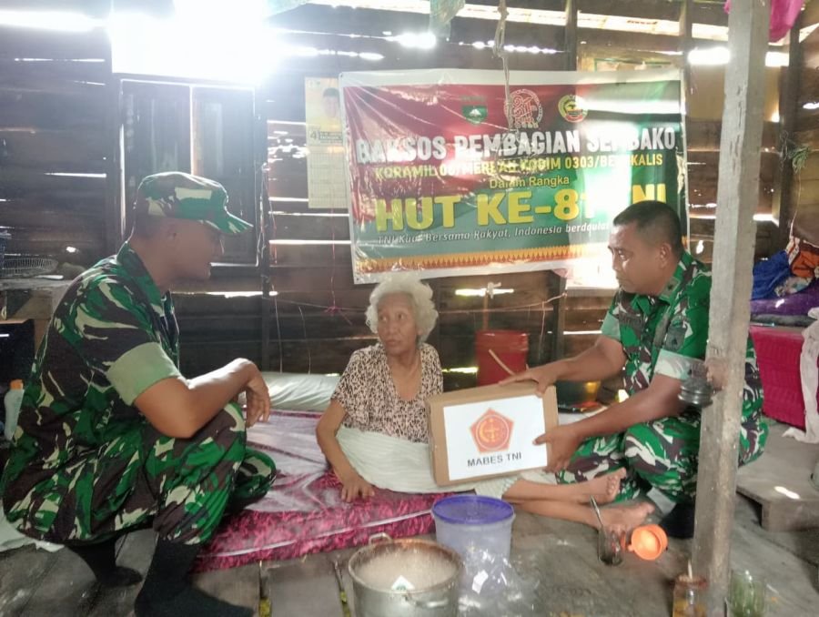 HUT Ke-81 TNI, Koramil 06/Merbau Berbagi Sembako dan Hadir Lebih Dekat dengan Warga