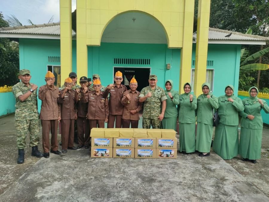 HUT TNI ke-81, Dandim Karimun Silaturahmi Veteran dan Serahkan Bantuan