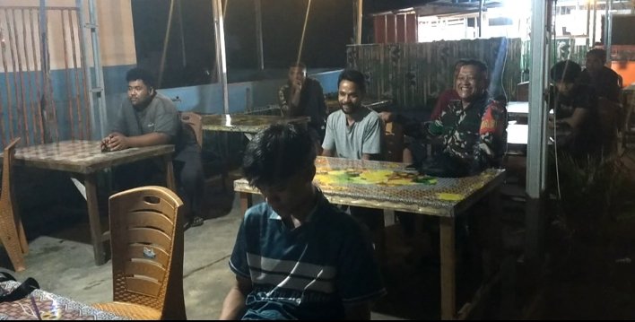 Inggris Melaju ke Semifinal, Babinsa Koramil 11/Pulau Burung Pererat Kebersamaan Warga Lewat Nobar