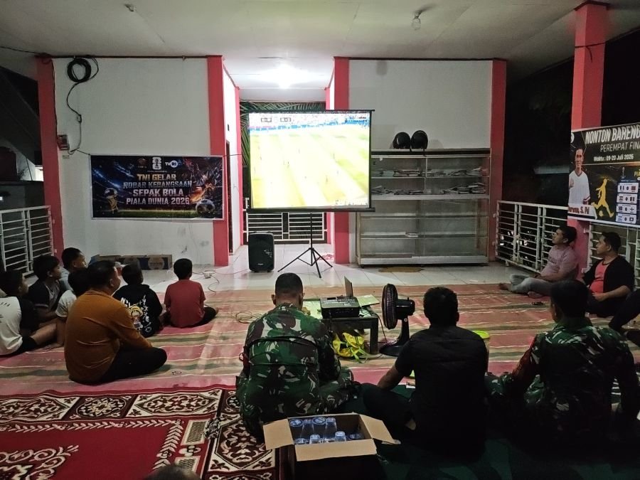 Inggris vs Argentina Sedot Antusias, Babinsa Nobar Bersama Warga