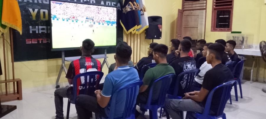 Inggris vs Norwegia Satukan Prajurit dan Warga di Nobar Yonif TP 953/HR