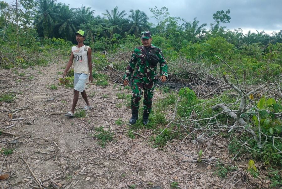 Intensifkan Pencegahan Karhutla, Koramil 05/Rimba Melintang Gelar Patroli di Bangko Sempurna