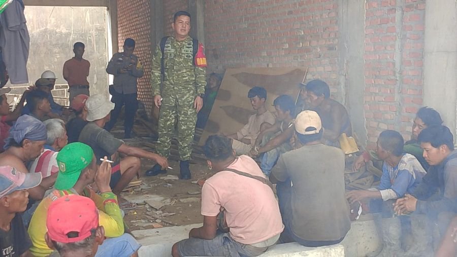 Istirahat Siang Jadi Momen Babinsa Bangun Kepedulian Keselamatan Pekerja