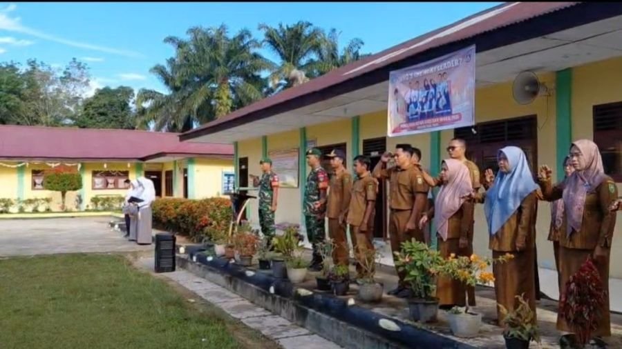 Jadi Pembina Upacara di SMAN 2 Tandun, Babinsa Koramil 08/TDN Sosialisasi Satgas Pelajar Ber-Akhlak