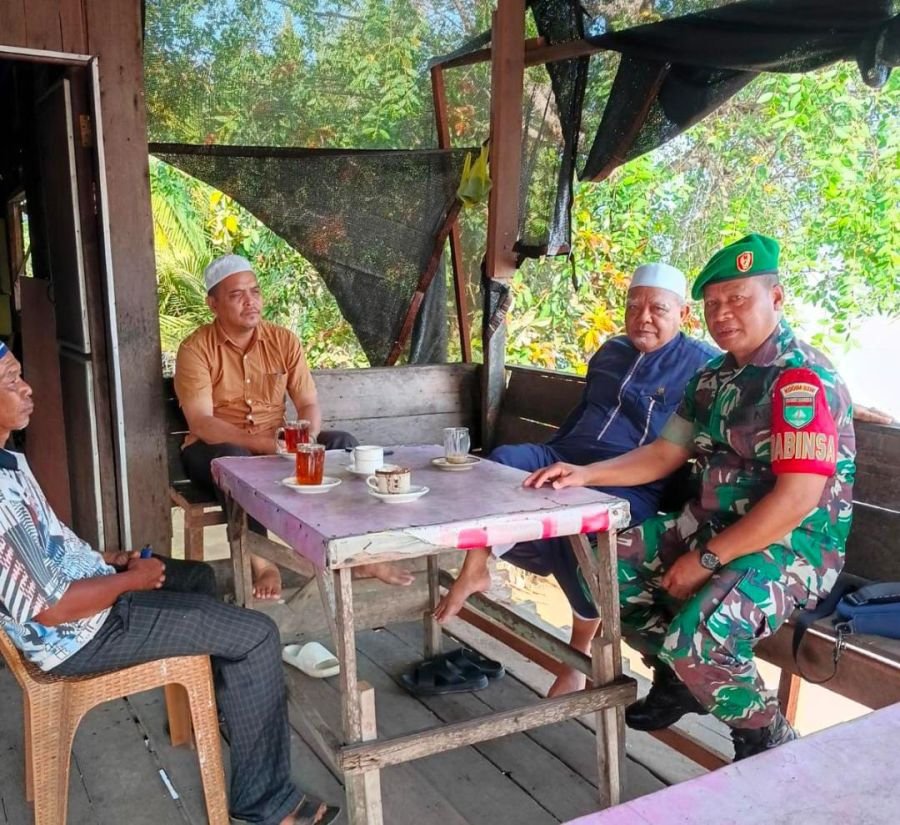 Jaga Aliran Sungai, Babinsa 01/Tembilahan Serka M. Yasin Perkuat Komunikasi dengan Tokoh Masyarakat