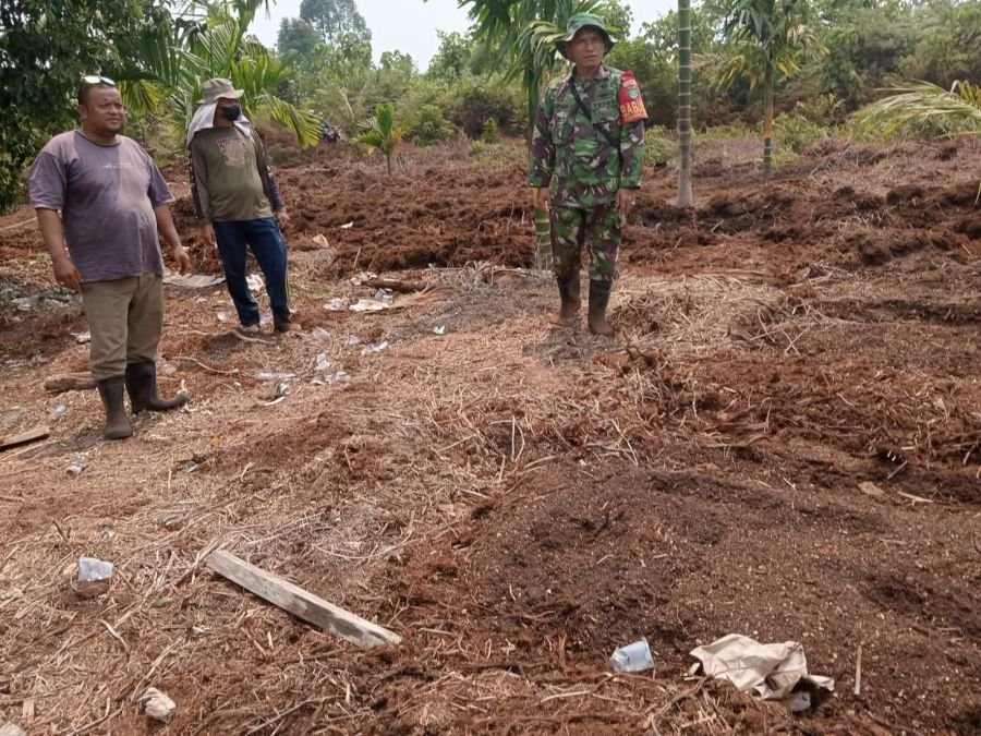 Jaga Desa dari Ancaman Karhutla, Babinsa dan Warga Gemala Sari Turun Patroli