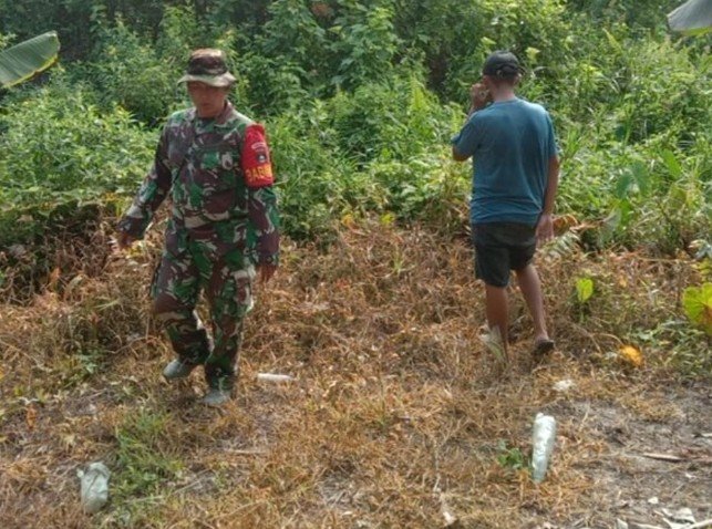 Jaga Ekosistem Alam, Babinsa Koramil 0321-03/Bgs Rohil dan Warga Kompak Patroli Karhutla