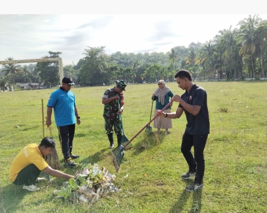 Jaga Fasilitas Umum:Sertu M.Afrianto Pimpin Goro Bersihkan Lapangan Sepakbola Bersama Perangkat Desa