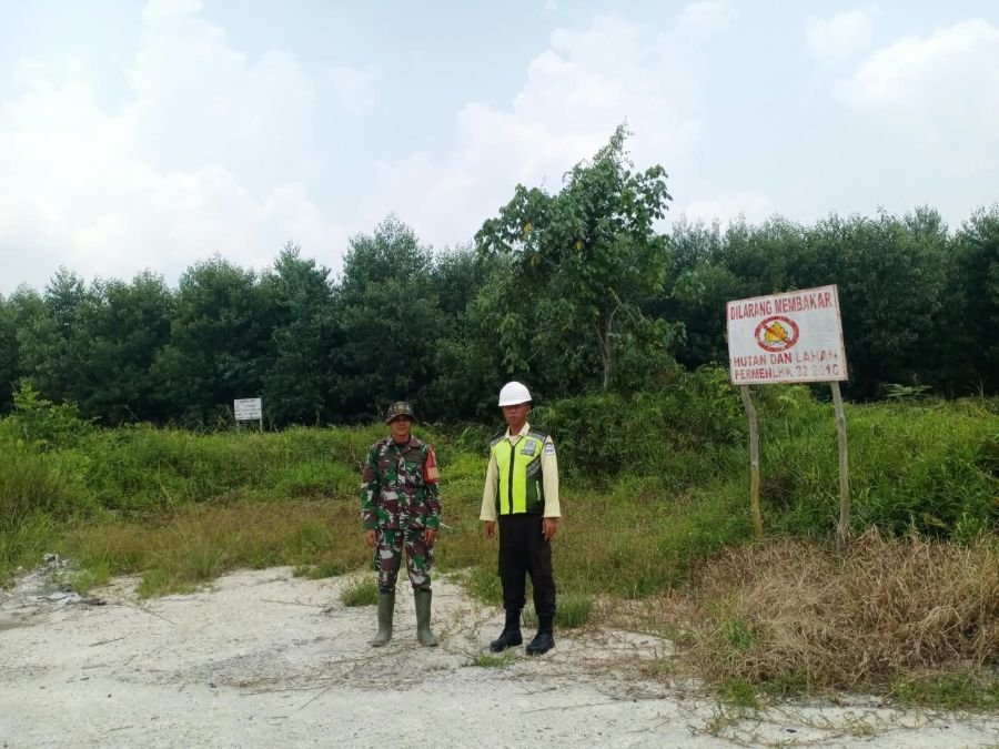 Jaga Gambut Tetap Aman, Babinsa Koramil 06/Merbau Rutin Patroli Karhutla di Desa Lukit