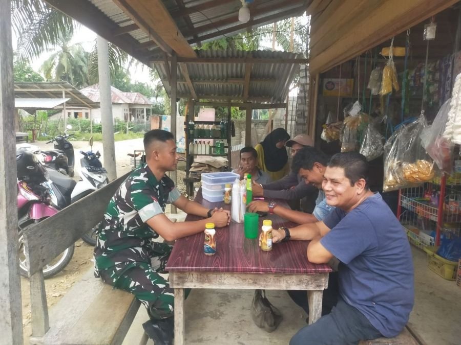 Jaga Hubungan Baik Dengan Warga, Babinsa Koramil 08/KM Aktif Laksanakan Komsos