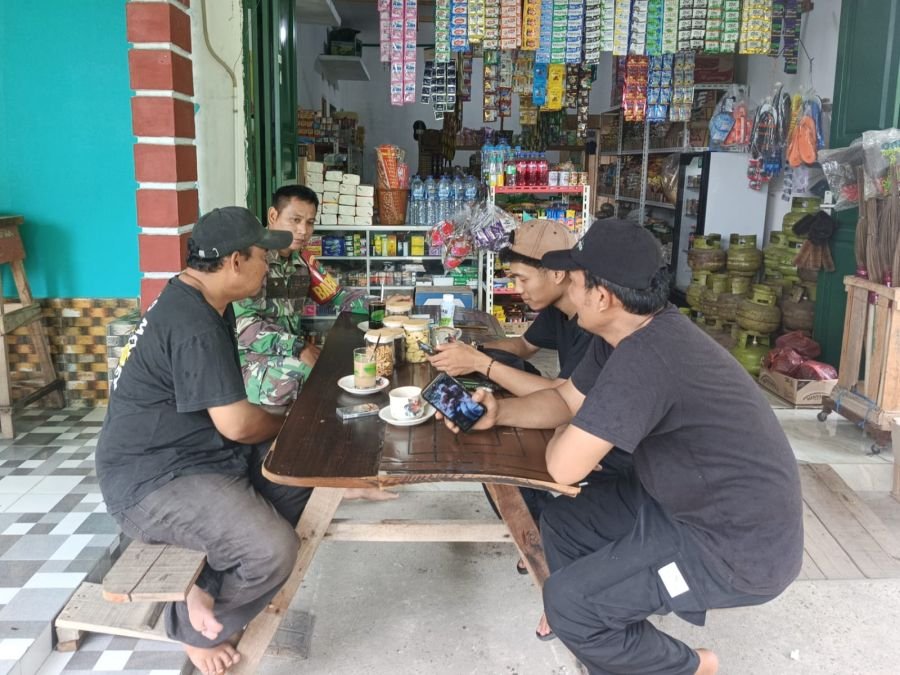 JAGA HUBUNGAN SILATURAHMI! SERTU AWALUDDIN AKTIF LAKSANAKAN KOMSOS DI SIMPANG PADANG