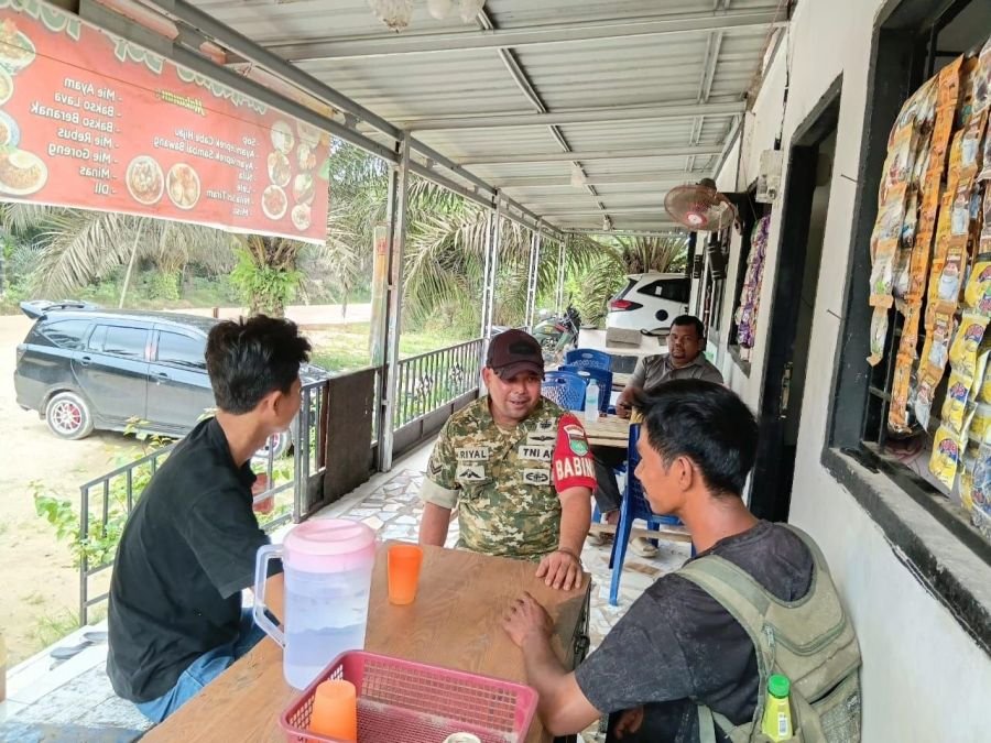 Jaga Hubungan TNI dan Rakyat, Sertu M. Riyal Sambangi Warga Simpang Raya