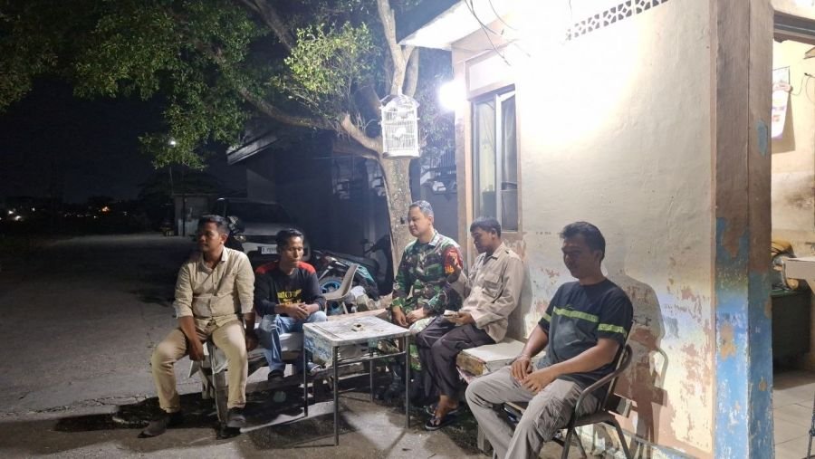 Jaga Kamtibmas, Babinsa Air Hitam Aktif Pantau Siskamling Warga