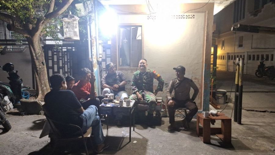 Jaga Kamtibmas, Babinsa Air Hitam Ikut Ronda Malam Bersama Warga