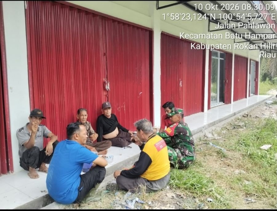 Jaga Kamtibmas, Babinsa Koramil 01/Bangko Gelar Komsos Brsama Penghulu dan Warga Sungai Sialang Hulu