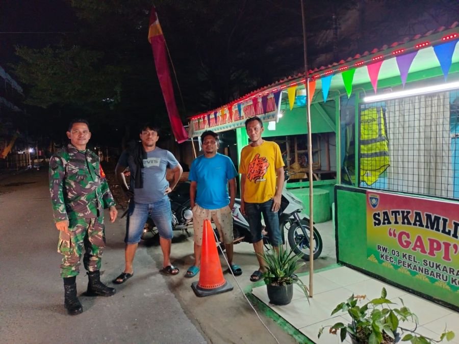 Jaga Kamtibmas, Babinsa Koramil 02/Kota Komsos Bersama Petugas Ronda di Sukaramai