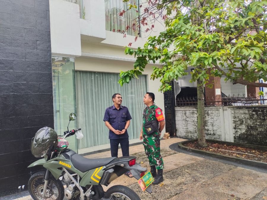 Jaga Kamtibmas, Babinsa Koramil 02/Kota Ajak Satpam Tingkatkan Kewaspadaan