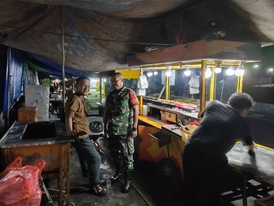 Jaga Kamtibmas, Babinsa Koramil 03/Senapelan Patroli dan Komsos Bersama Pedagang