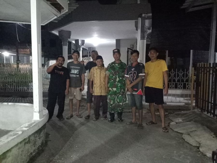 Jaga Kamtibmas, Babinsa Koramil 03/Senapelan Patroli Bersama Warga Padang Bulan
